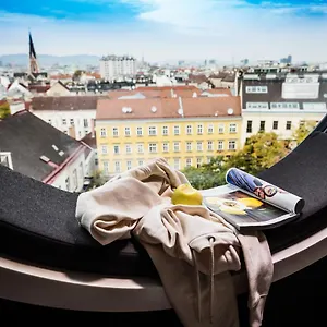 Mooons **** Vienna